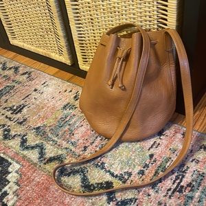BAGGU: Leather Bucket Bag - Color: Carmel